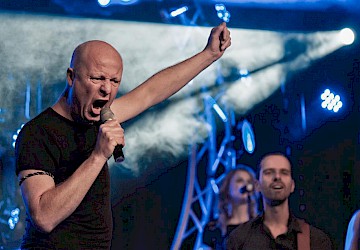 Neef Martin is Elton John bij de George Michael Tribute Volendam