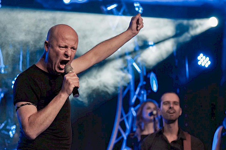 Neef Martin is Elton John bij de George Michael Tribute Volendam